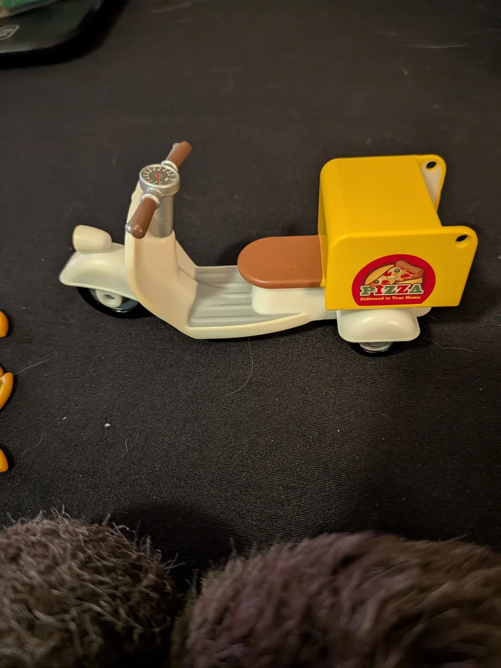 Sylvanian Family Calico Critters hedgehog And Baby Pizza Moped Mini Pizza Slices